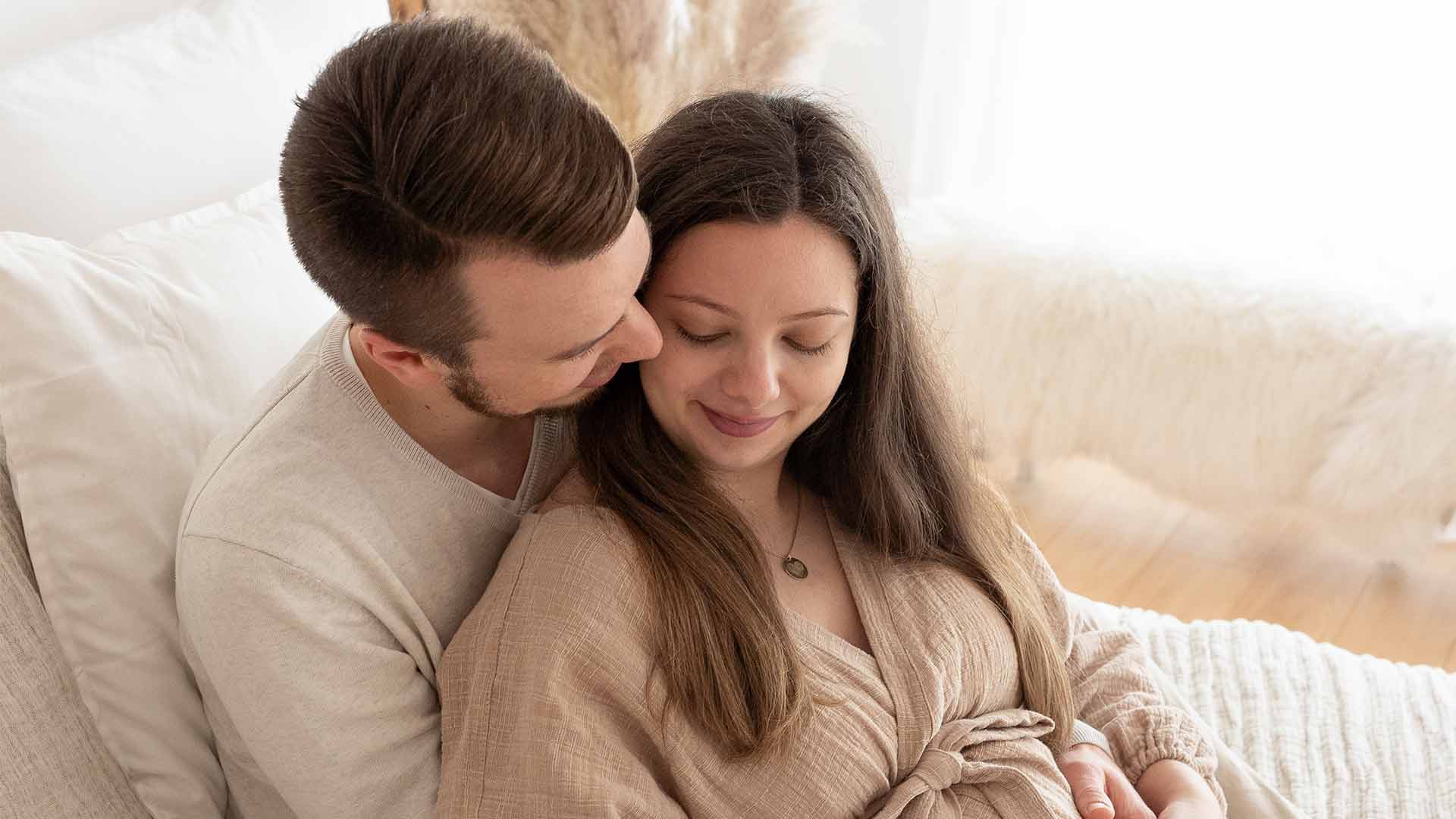 Fotoshooting-Loerrach-mit-schwangeren-Frau-und-Partner
