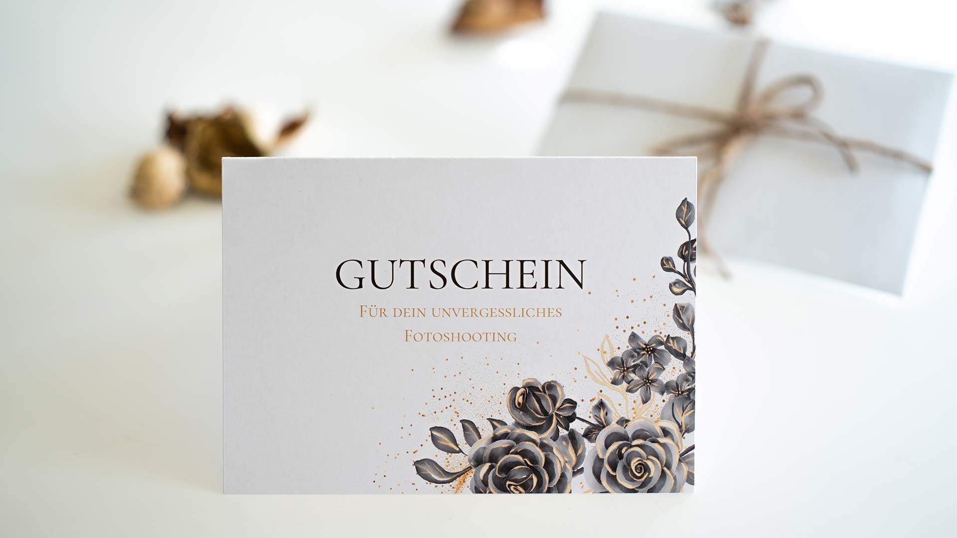 Aussenansicht-des-Geschenkgutscheins-von-Melanie-Schmidt-Fotografie-mit-Umschlag-im-Hintergrund