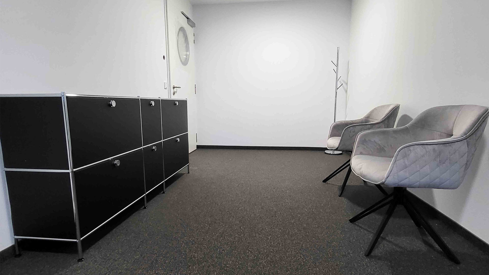 Fotostudio-mit-modernem-Eingangsbereich