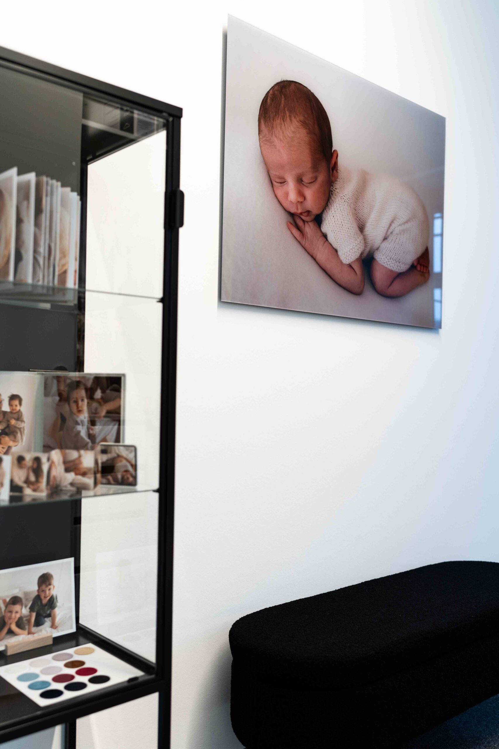 Hochwertige-Footprodukte-werden-in-der-Vitrine-praesentiert